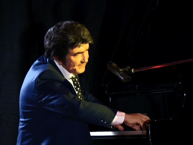 Olivier Sorel Au Piano Chante L'homme Et La Musique