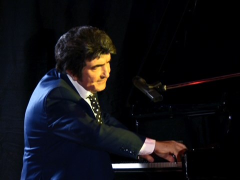 Olivier Sorel Au Piano Chante L'homme Et La Musique